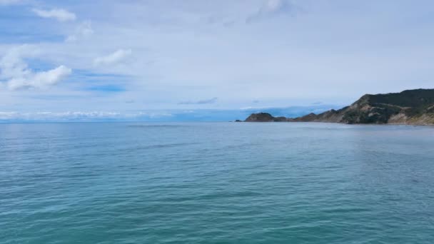 Aéreo Sobre Mares Baía Direção Promontório Antecipação Nova Zelândia — Vídeo de Stock