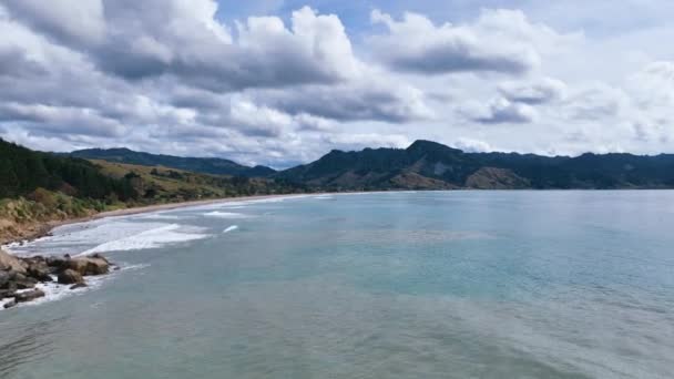 바위투성이의 과얕은 날면서 아나우라 만을향해 날아간다 뉴질랜드 — 비디오