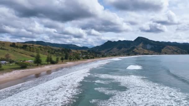 Flying Rolling Whitecaps Coastline Anaura Bay New Zealand — стокове відео