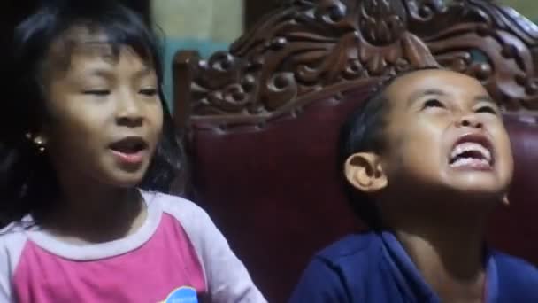 2022年3月30日 印度尼西亚中央爪哇Blora 小孩子在客厅里跳舞 孩子们快乐的概念 Hd视频 — 图库视频影像