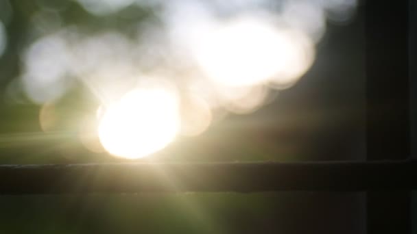 Вечірнє Сонце Розмивається Крізь Вікно Хати — стокове відео