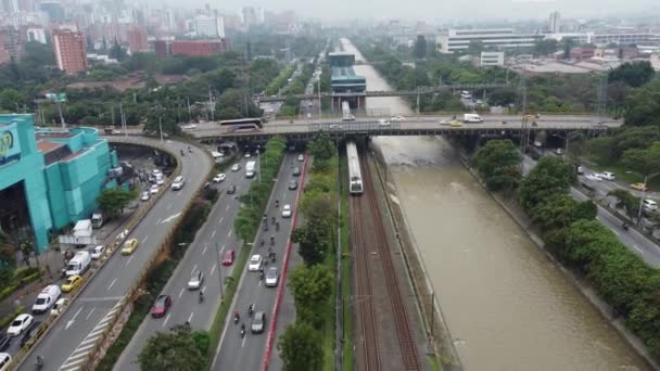 View Medellin Metro Leaving Station Next Highway River — Video