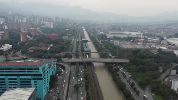 Metro Medellín Funcionamiento Junto Autopista — Vídeo de stock