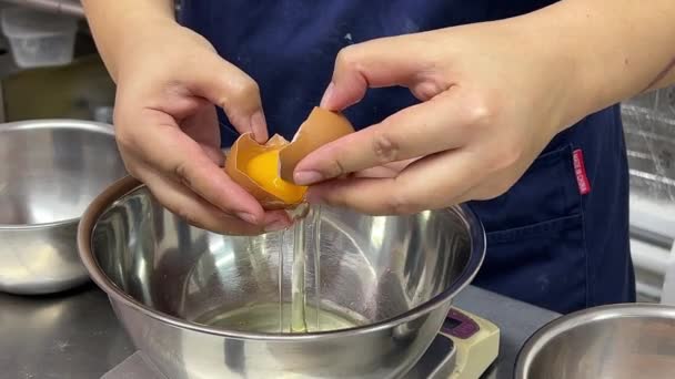 Doce Sobremesa Fazendo Andamento Pastelaria Chef Rachando Ovo Separando Clara — Vídeo de Stock