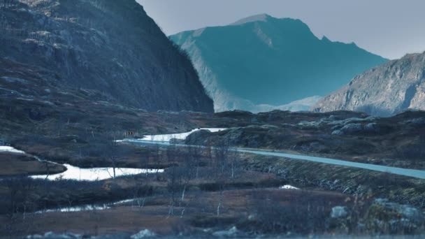 Eine Schmale Straße Schlängelt Sich Durch Die Tundra Auf Beiden — Stockvideo