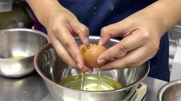 Deliciosa Sobremesa Fabricação Pastelaria Chef Rachando Ovo Separando Clara Ovo — Vídeo de Stock