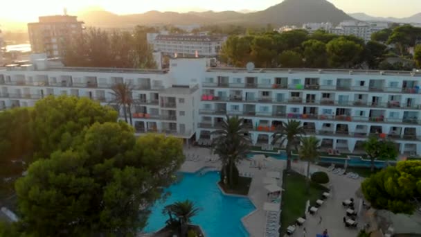 Drone Video Hotel Mallorca Frente Playa Con Piscina Durante Hora — Vídeos de Stock