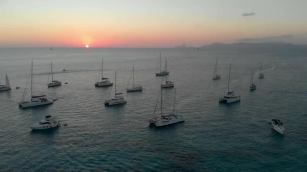 Drone Video Van Yatchs Kustlijn Van Formentera Tijdens Zonsondergang Spanje — Stockvideo