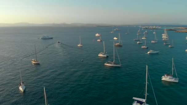 Drone Video Puesta Sol Sobre Yatchs Isla Formentera — Vídeos de Stock