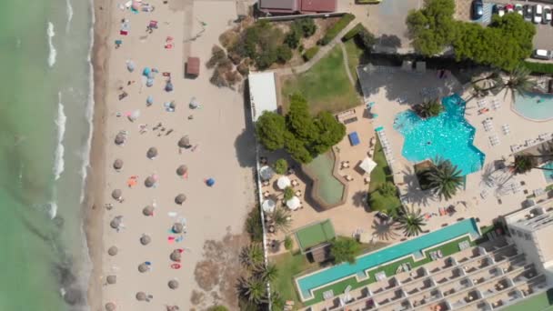 Overhead Drone Shot White Sand Turcoise Water Beach Next Hotel — Vídeo de Stock