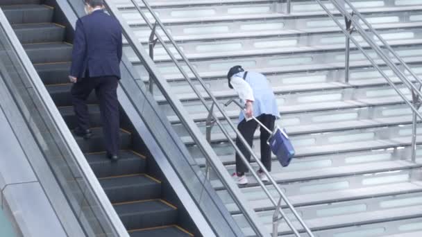 Shot Old Japanese Cleaner Sweeping Staircase Kanazawa Station Elderly Employment — Stockvideo