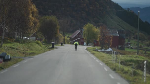 Esquiador Cielo Patines Estrecha Carretera Rural Noruega Cámara Lenta Pan — Vídeos de Stock
