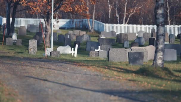 Small Rural Cemetery Norway Grey Tombstones Green Grass White Fence — Stockvideo