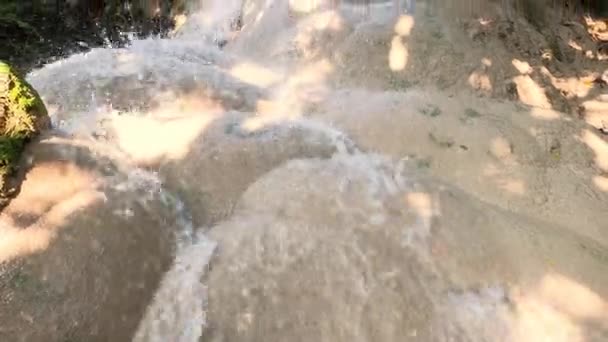 Klart Vatten Flyter Över Namtok Bua Tong Sticky Waterfall Norra — Stockvideo
