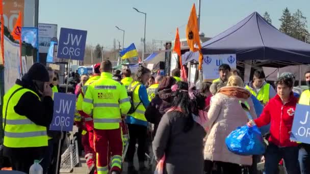 Vluchtelingen Uit Oekraïne Steken Met Hulp Van Vrijwilligers Grens Tussen — Stockvideo