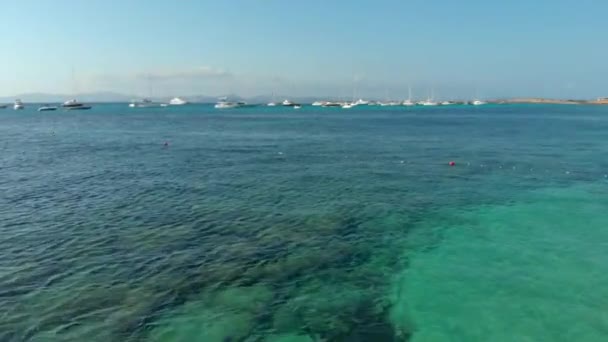 Spanya Formentera Kristal Berrak Deniz Suyu Yatların Insansız Hava Aracı — Stok video