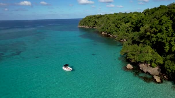 Small White Boat Anchored Forested Coastline Blue Caribbean Waters — Stock Video