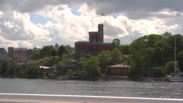 Vista Una Barca Kastellet Stoccolma Con Cielo Nuvoloso Vento — Video Stock