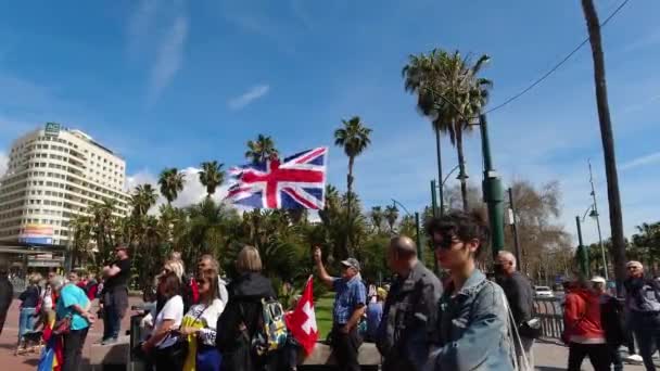 Skupina Lidí Vztyčujících Vlajku Spojeného Království Protest Solidarity Proti Válce — Stock video