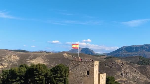 Španělská Vlajka Mává Vrcholu Starobylého Hradu Krajinou Pozadí — Stock video
