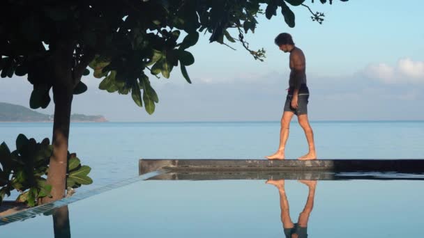 Turista Solitario Vacaciones Usa Teléfono Junto Piscina Infinita Gran Ángulo — Vídeos de Stock