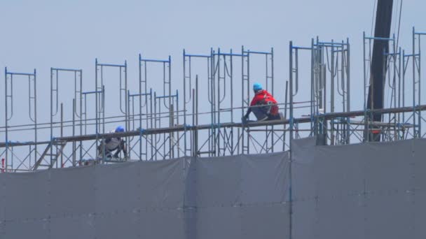 Japanske Byggearbejdere Fuld Ppe Arbejder Hedebølgen Toppen Høj Bygning Japan – Stock-video