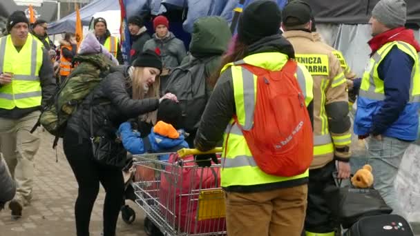 Women Children Ukraine Asking Help Medyka Border — стокове відео