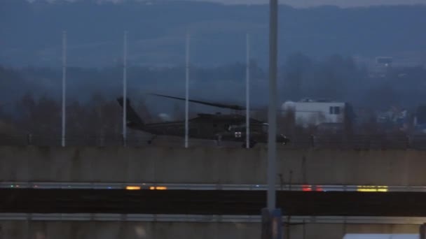 Hélicoptère Militaire Décolle Nuit Aéroport Rzeszow Jasionka — Video