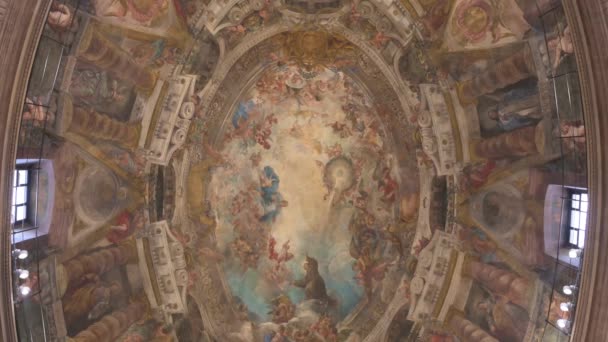 西班牙马德里罗马天主教巴洛克风格圣安东尼教堂的18世纪壁画和穹顶 — 图库视频影像