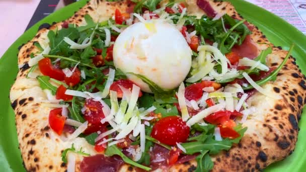 Nalanie Pikantnego Oleju Chili Tradycyjną Włoską Pizzę Serem Burrata Pomidorami — Wideo stockowe