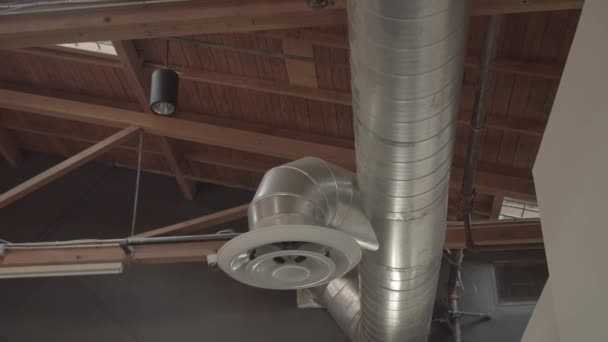 Laaghoekige Opname Van Een Groot Blootgesteld Industrieel Plafond Met Ventilatiebuis — Stockvideo