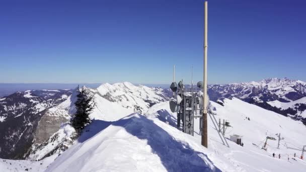 Communication Equipment Telecommunications Masts Antenna Snow Covered Mountain Summit Rochers — ストック動画