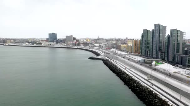 Voando Sobre Estrada Costeira Reykjavk City Islândia Drone Aéreo — Vídeo de Stock