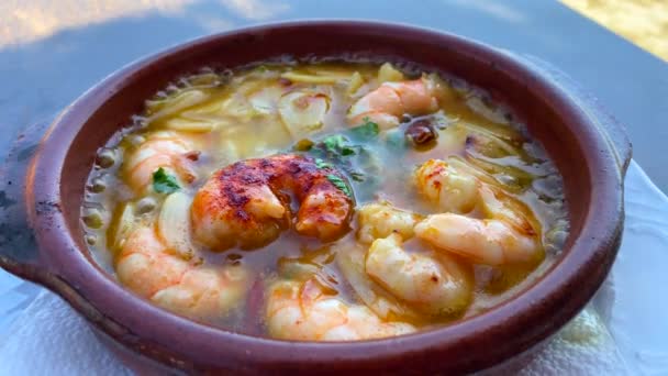 Gambas Espanhol Sizzling Tradicional Pil Pil Restaurante Marbella Espanha Delicioso — Vídeo de Stock