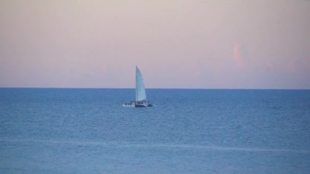 Bateau Traversant Océan Coucher Soleil — Video