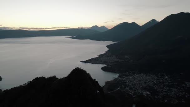 日出期间从空中俯瞰危地马拉阿蒂特兰湖和周围的火山 — 图库视频影像