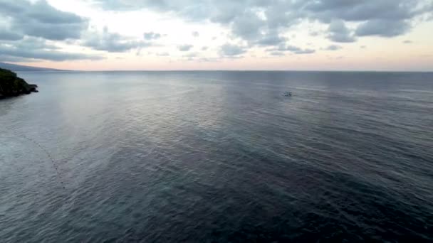 Drone Survolant Océan Vers Bateau Eau Libre Coucher Soleil — Video