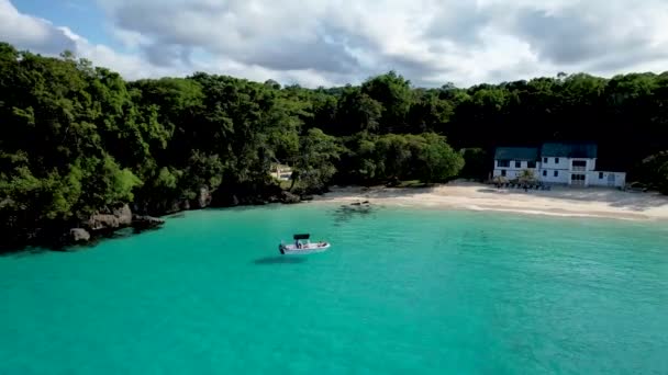 Båt Ankrad Vid Avskild Strandtomt Jamaica — Stockvideo