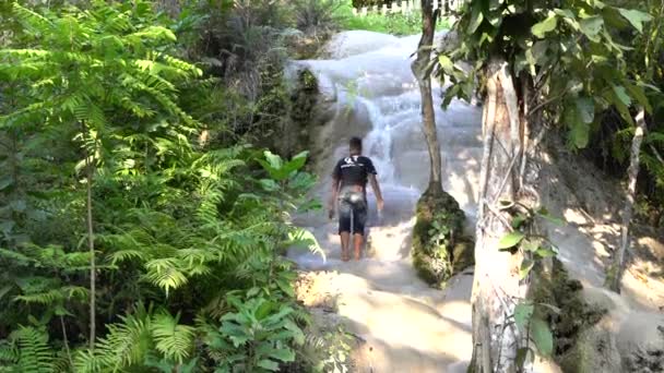 Local Young Men Climb Waterfall Tropical Forest Chiang Mai Thailand — Stockvideo