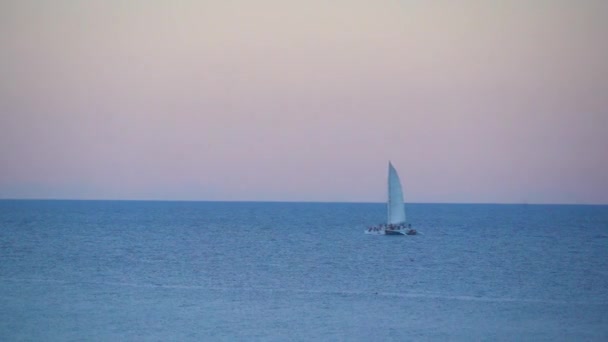 Segelbåt Seglar Över Havet Vid Soluppgången — Stockvideo