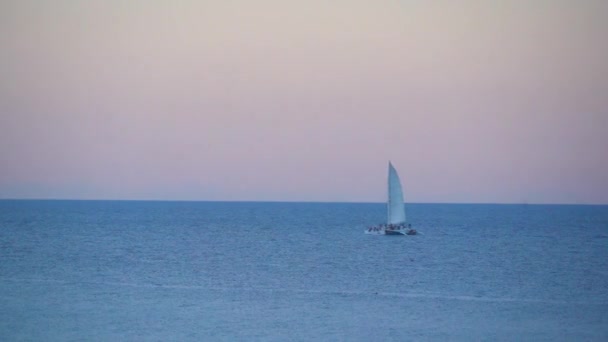 Veleiro Navegando Através Oceano Nascer Sol — Vídeo de Stock