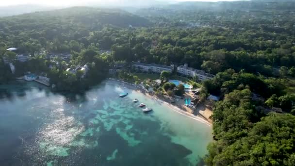 Vista Aérea Del Complejo Tropical Caribeño Con Piscina Barcos — Vídeos de Stock