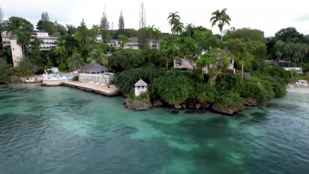 拥有游泳池 海滩和棕榈树的沿海热带度假胜地的空中景观 — 图库视频影像