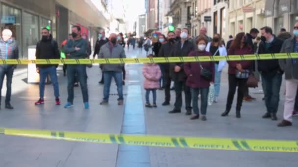 Les Spectateurs Tiennent Derrière Une Bande Jaune Avec Mot Cruauté — Video