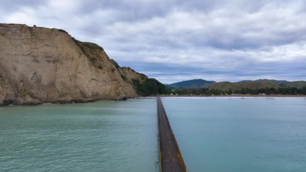 Fly Historic Tolaga Bay Wharf Rocky Sheer Headlands New Zealand — Vídeo de Stock