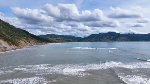 Fly Πάνω Από Ρηχά Νερά Headlands Και Whitecaps Στο Anaura — Αρχείο Βίντεο