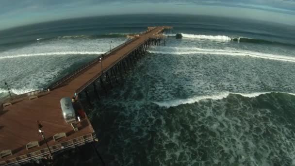 Volando Por Encima Del Muelle Playa Pismo Luego Girando Para — Vídeo de stock