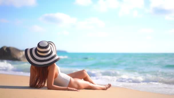 Slender Woman Wearing Large Hat White Bathing Suit Relaxing Alone — Vídeo de Stock