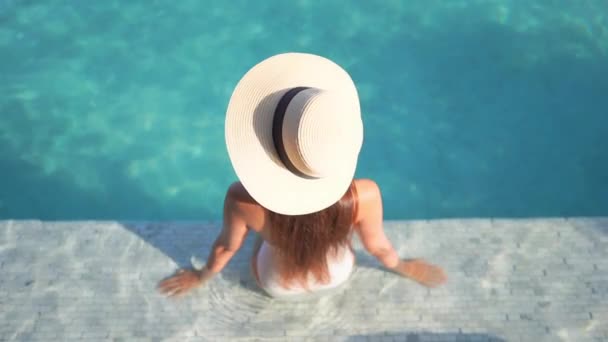 Fit Young Woman Wearing Large Straw Hat White One Piece — Stock videók