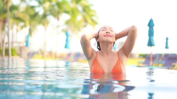 Sexy Asian Woman Bikini Swimming Pool Caresses Her Wet Hair — стоковое видео